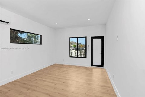 Villa ou maison à louer à Miami Beach, Floride: 1 chambre, 400.87 m2 № 1856847 - photo 10