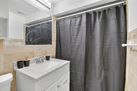Casa en venta en North Miami, Florida, 5 dormitorios, 143.26 m2 № 1969601 - foto 12