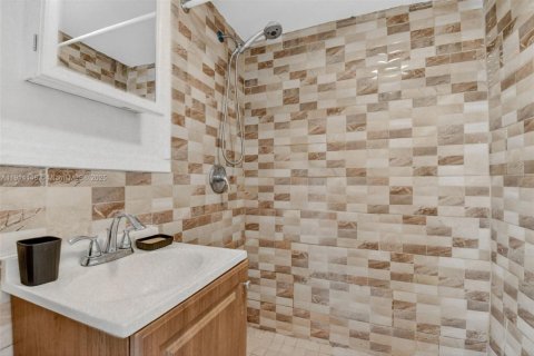 Casa en venta en North Miami, Florida, 5 dormitorios, 143.26 m2 № 1969601 - foto 18