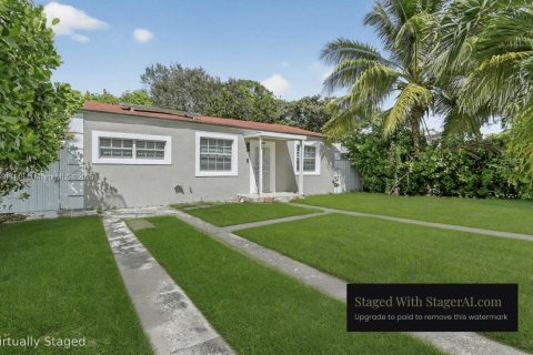 Casa en venta en North Miami, Florida, 5 dormitorios, 143.26 m2 № 1969601 - foto 1