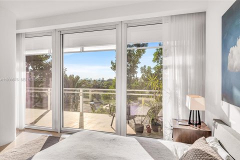 Condominio en venta en Surfside, Florida, 2 dormitorios, 231.14 m2 № 1989687 - foto 18