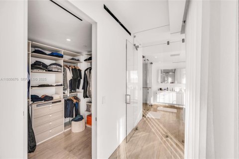 Condominio en venta en Surfside, Florida, 2 dormitorios, 231.14 m2 № 1989687 - foto 16