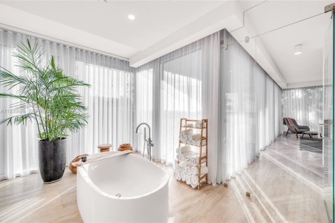 Condominio en venta en Surfside, Florida, 2 dormitorios, 231.14 m2 № 1989687 - foto 13