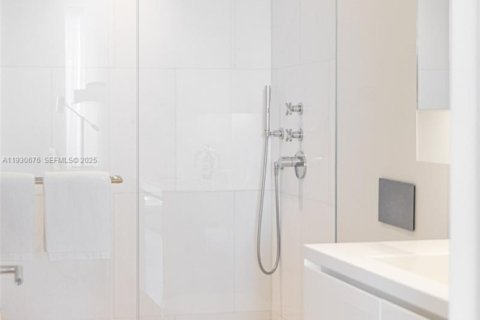 Condominio en venta en Surfside, Florida, 2 dormitorios, 231.14 m2 № 1989687 - foto 19