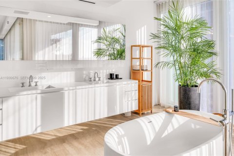 Condominio en venta en Surfside, Florida, 2 dormitorios, 231.14 m2 № 1989687 - foto 12