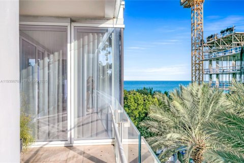 Condominio en venta en Surfside, Florida, 2 dormitorios, 231.14 m2 № 1989687 - foto 15