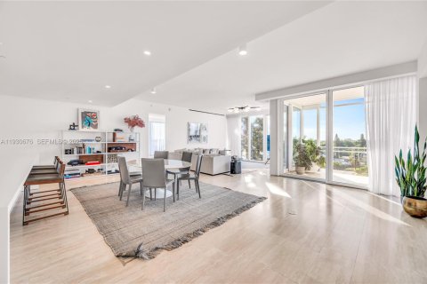 Condominio en venta en Surfside, Florida, 2 dormitorios, 231.14 m2 № 1989687 - foto 3