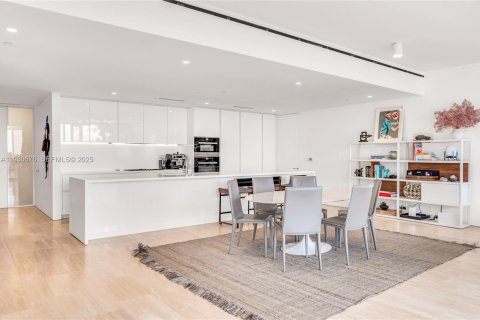 Condominio en venta en Surfside, Florida, 2 dormitorios, 231.14 m2 № 1989687 - foto 1