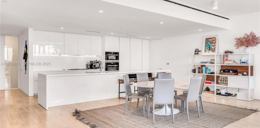 Condominio en Surfside, Florida, 2 dormitorios  № 1989687