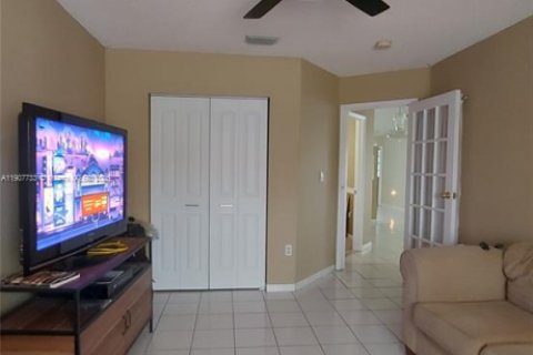 Villa ou maison à louer à Hialeah, Floride: 4 chambres, 175.03 m2 № 1963964 - photo 5
