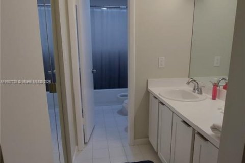 Villa ou maison à louer à Hialeah, Floride: 4 chambres, 175.03 m2 № 1963964 - photo 6
