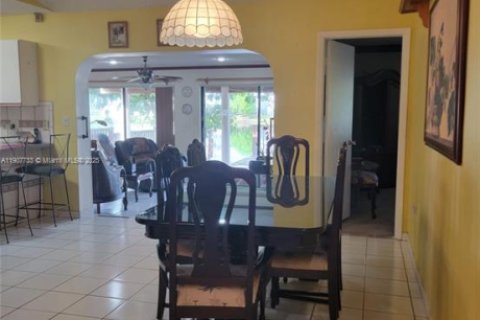 Villa ou maison à louer à Hialeah, Floride: 4 chambres, 175.03 m2 № 1963964 - photo 4