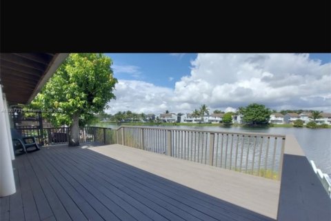 Villa ou maison à louer à Hialeah, Floride: 4 chambres, 175.03 m2 № 1963964 - photo 2