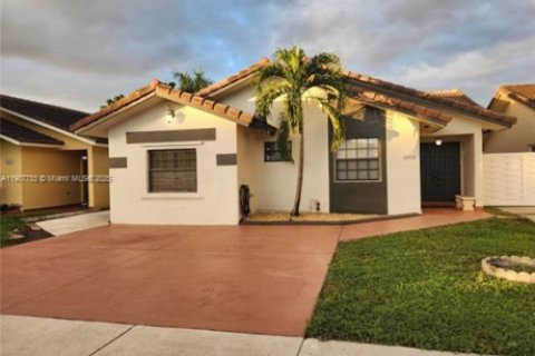Villa ou maison à louer à Hialeah, Floride: 4 chambres, 175.03 m2 № 1963964 - photo 1