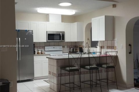 Villa ou maison à louer à Hialeah, Floride: 4 chambres, 175.03 m2 № 1963964 - photo 3