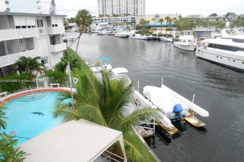 Condo in North Miami, Florida, 2 bedrooms  № 1880366 - photo 3