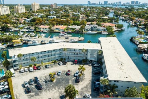 Condo in North Miami, Florida, 2 bedrooms  № 1880366 - photo 9