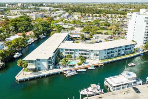 Condo in North Miami, Florida, 2 bedrooms  № 1880366 - photo 1