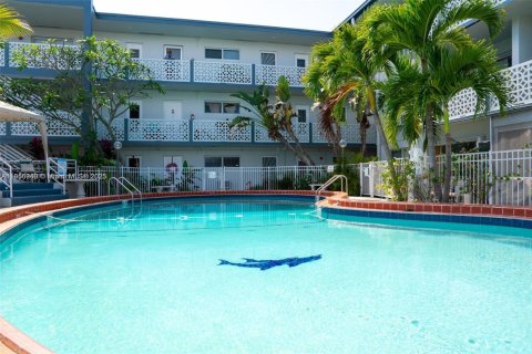 Condo in North Miami, Florida, 2 bedrooms  № 1880366 - photo 10