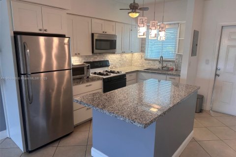Condo in North Miami, Florida, 2 bedrooms  № 1880366 - photo 4