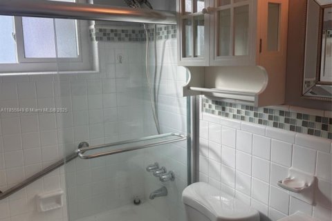 Condo in North Miami, Florida, 2 bedrooms  № 1880366 - photo 5