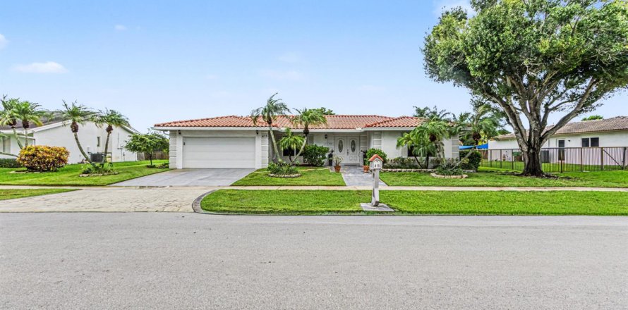 House in Weston, Florida 3 bedrooms, 210.7 sq.m. № 2383243