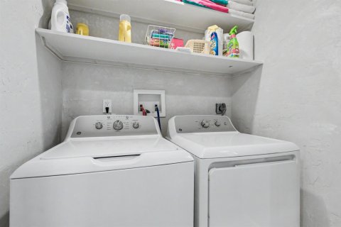 House in Weston, Florida 3 bedrooms, 210.7 sq.m. № 2383243 - photo 18