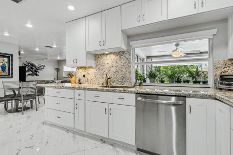 House in Weston, Florida 3 bedrooms, 210.7 sq.m. № 2383243 - photo 12