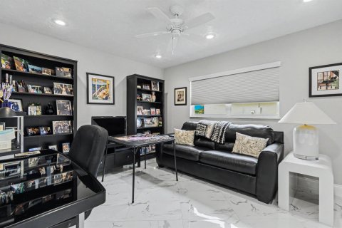 House in Weston, Florida 3 bedrooms, 210.7 sq.m. № 2383243 - photo 25