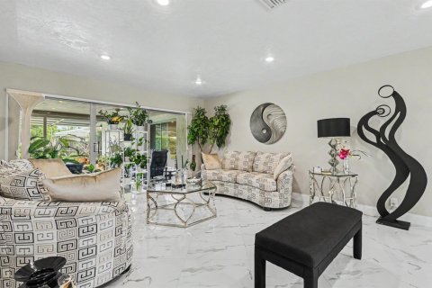 House in Weston, Florida 3 bedrooms, 210.7 sq.m. № 2383243 - photo 7