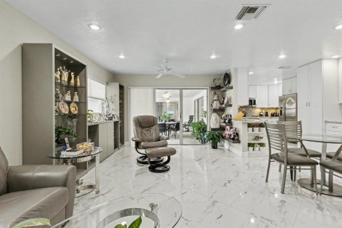 House in Weston, Florida 3 bedrooms, 210.7 sq.m. № 2383243 - photo 16
