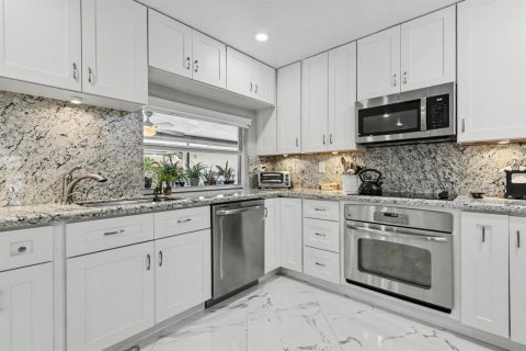 House in Weston, Florida 3 bedrooms, 210.7 sq.m. № 2383243 - photo 10