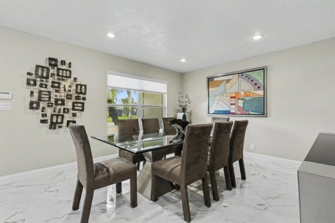 House in Weston, Florida 3 bedrooms, 210.7 sq.m. № 2383243 - photo 9