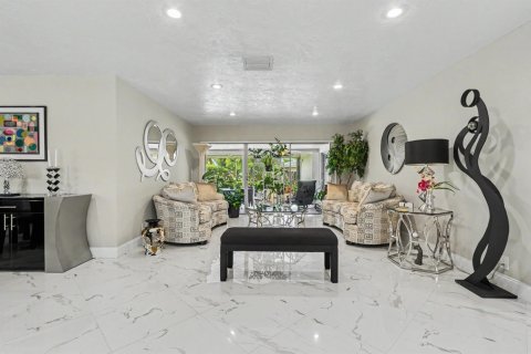 House in Weston, Florida 3 bedrooms, 210.7 sq.m. № 2383243 - photo 6