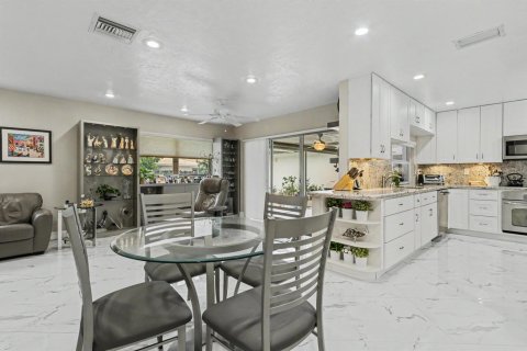 House in Weston, Florida 3 bedrooms, 210.7 sq.m. № 2383243 - photo 13
