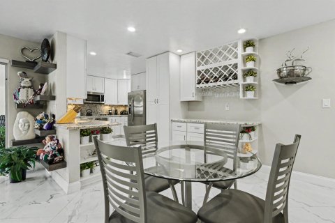 House in Weston, Florida 3 bedrooms, 210.7 sq.m. № 2383243 - photo 14