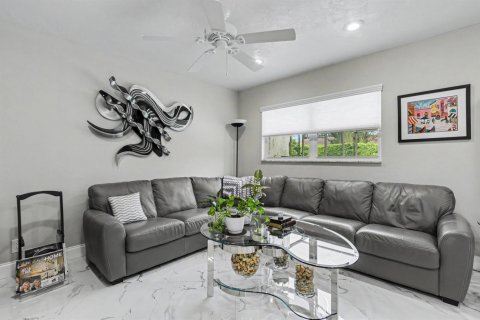 House in Weston, Florida 3 bedrooms, 210.7 sq.m. № 2383243 - photo 15