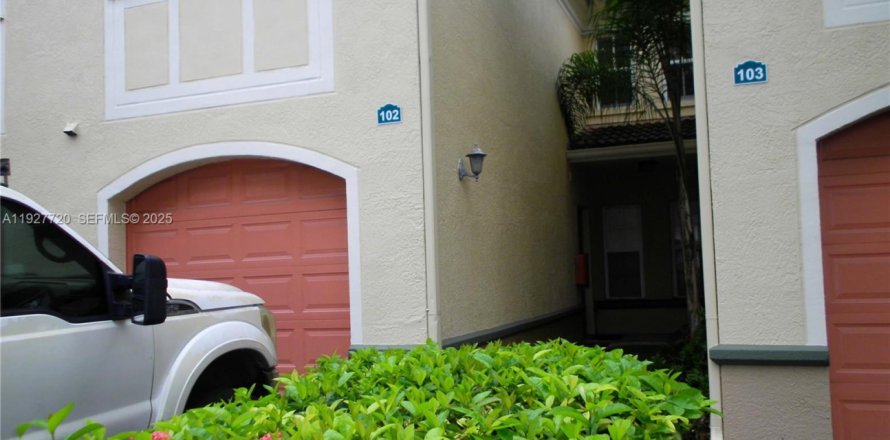 Condominio en Miramar, Florida, 1 dormitorio  № 1986885