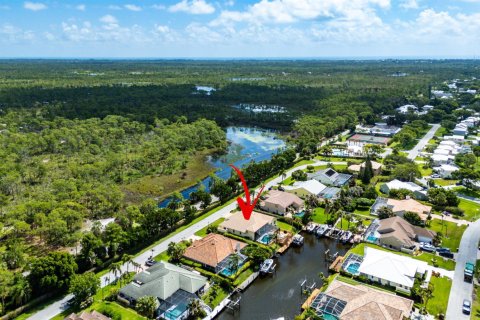 House in Jupiter, Florida 3 bedrooms, 245.35 sq.m. № 2177461 - photo 1
