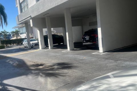 Condo in Hallandale Beach, Florida, 2 bedrooms  № 1869877 - photo 23