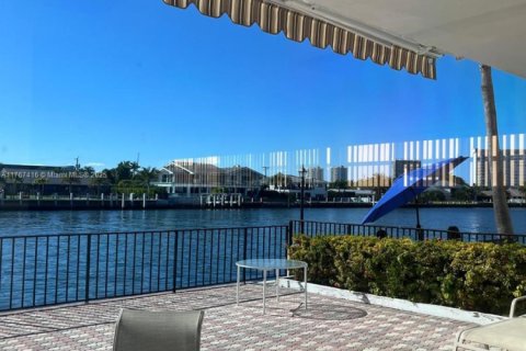 Condo in Hallandale Beach, Florida, 2 bedrooms  № 1869877 - photo 2