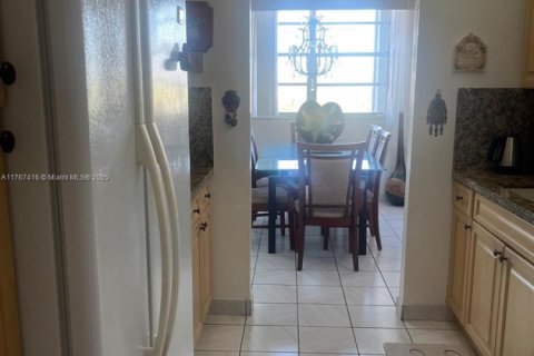 Condo in Hallandale Beach, Florida, 2 bedrooms  № 1869877 - photo 6