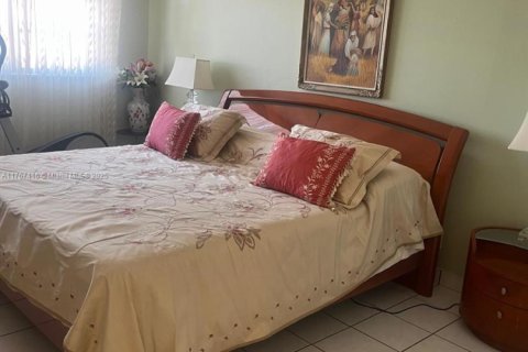 Condo in Hallandale Beach, Florida, 2 bedrooms  № 1869877 - photo 14