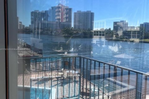 Condo in Hallandale Beach, Florida, 2 bedrooms  № 1869877 - photo 1