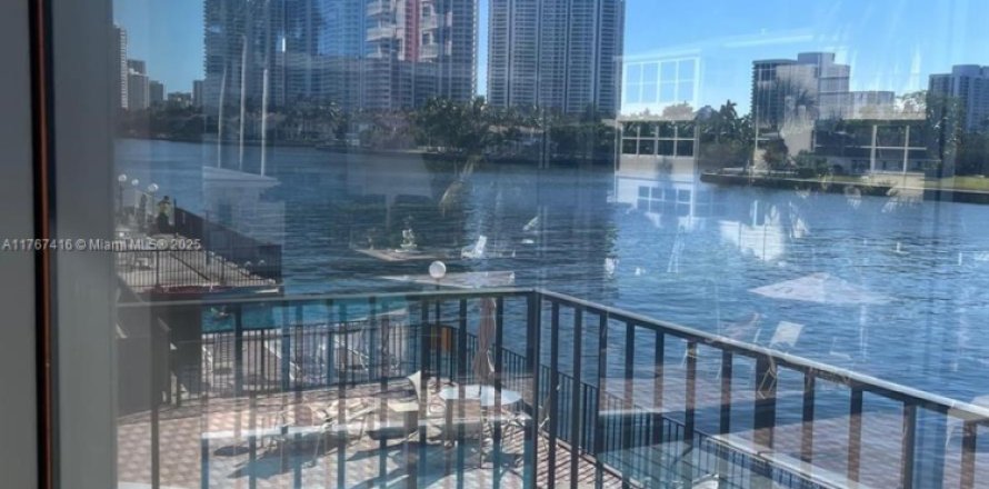 Condo in Hallandale Beach, Florida, 2 bedrooms  № 1869877
