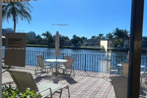 Condo in Hallandale Beach, Florida, 2 bedrooms  № 1869877 - photo 26