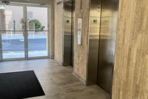 Condo in Hallandale Beach, Florida, 2 bedrooms  № 1869877 - photo 19