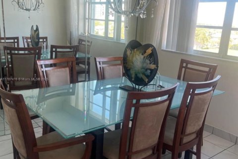 Condo in Hallandale Beach, Florida, 2 bedrooms  № 1869877 - photo 8