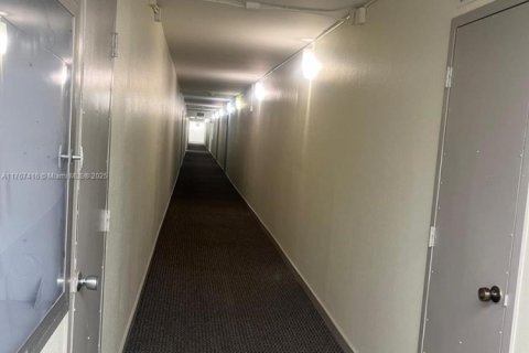 Condo in Hallandale Beach, Florida, 2 bedrooms  № 1869877 - photo 18