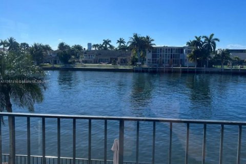 Condo in Hallandale Beach, Florida, 2 bedrooms  № 1869877 - photo 21